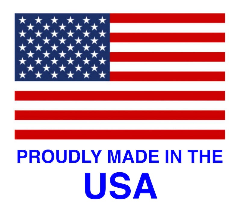 Puede incluir: Una bandera estadounidense roja, blanca y azul con 50 estrellas blancas sobre un campo azul. La bandera se muestra con el texto "PROUDLY MADE IN THE USA" en letras azules debajo.