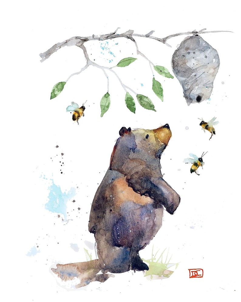 Puede incluir: Una pintura de acuarela de un oso marr&oacute;n de pie sobre sus patas traseras, mirando hacia arriba a una colmena que cuelga de una rama. Hay varias abejas volando alrededor del oso y la colmena.