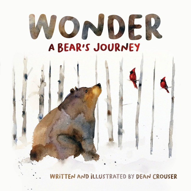 Puede incluir: Una ilustraci&oacute;n de acuarela de un oso marr&oacute;n sentado en un bosque nevado con dos cardenales rojos posados en ramas. El t&iacute;tulo "Wonder A Bear's Journey" est&aacute; escrito en letras rojas en la parte superior de la imagen. El texto "Written and Illustrated by Dean Crouser" est&aacute; en la parte inferior de la imagen.
