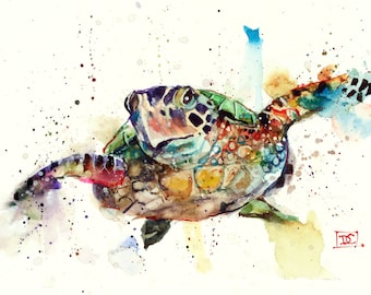 Könnte beinhalten: Aquarellmalerei einer Meeresschildkröte in Grün-, Blau-, Rot- und Gelbtönen. Die Schildkröte wird beim Schwimmen dargestellt, mit ausgestreckten Flossen. Spritzeffekte tragen zum künstlerischen Stil bei. Unten rechts signiert.