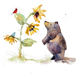 Puede incluir: Una pintura de acuarela de un oso marr&oacute;n mirando hacia arriba a un girasol con p&eacute;talos amarillos. Dos p&aacute;jaros peque&ntilde;os, uno rojo y otro azul, est&aacute;n posados en los tallos del girasol.