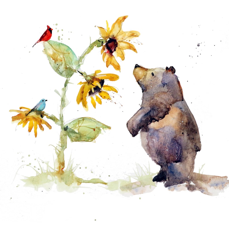 Puede incluir: Una pintura de acuarela de un oso marr&oacute;n mirando hacia arriba a un girasol con p&eacute;talos amarillos. Dos p&aacute;jaros peque&ntilde;os, uno rojo y otro azul, est&aacute;n posados en los tallos del girasol.
