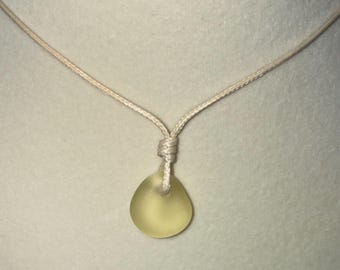 Gelbe Seeglas Halskette aus gewachstem Leder