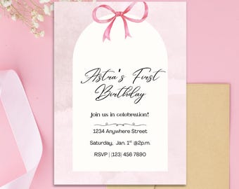Könnte beinhalten: Eine rosa und weiße Geburtstagseinladungskarte mit einer Aquarellschleife. Der Text lautet "Astra's First Birthday" und enthält Veranstaltungsdetails: Datum, Uhrzeit, Ort und RSVP-Informationen. Die Karte befindet sich auf einem rosa Hintergrund.