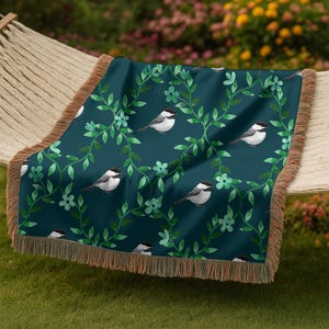Manta tejida con estampado de carbonero de Maine y corona floral / Manta con estampado de pájaros