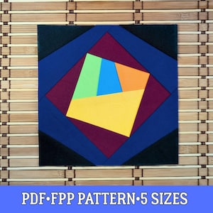 Puede incluir: Un diseño de bloque de edredón geométrico con una forma amarilla central rodeada de segmentos azules, morados, verdes y naranjas. El diseño está sobre un fondo negro y azul. El texto en la parte inferior dice "PDF•FPP PATTERN•5 SIZES".