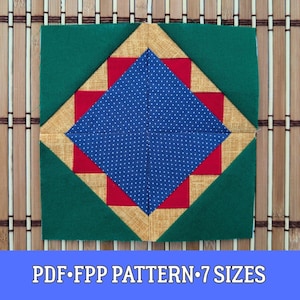 Puede incluir: Un bloque de edredón cuadrado con un diseño geométrico. El bloque presenta un diamante azul central con lunares blancos, rodeado de triángulos rojos, tela dorada y verde. El texto "PDF FPP PATTERN 7 SIZES" está en la parte inferior.