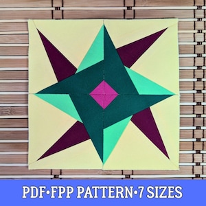 Pode incluir: Um bloco de colcha quadrado com um design de explosão estelar. A estrela apresenta formas geométricas verde-azuis, verde-azuis escuras e magenta sobre um fundo amarelo claro. O texto "PDF FPP PATTERN 7 SIZES" está na parte inferior.