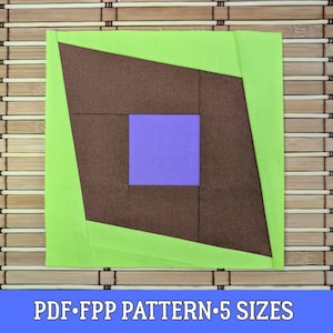 Może przedstawiać: Geometryczny blok materiału z centralnym fioletowym kwadratem, otoczonym brązowym rombem i zieloną obwódką. Tekst "PDF•FPP PATTERN•5 SIZES" znajduje się na dole. Blok leży na bambusowej macie.
