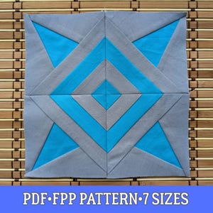 Pode incluir: Um bloco de colcha quadrado com um design geométrico em tons de cinza e azul turquesa. O bloco apresenta uma forma de diamante central e linhas angulares. O texto na parte inferior diz "PDF FPP PATTERN 7 SIZES".