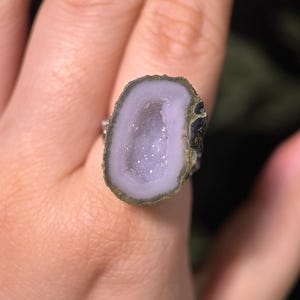 Anillo de geoda de ágata, anillo de cristal verde, anillo de piedra preciosa en bruto, anillo de cristal bohemio, regalo para ella, regalo de cumpleaños