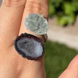 Lichtgroene fluoriet en grijze agaat geode ring, hoekige kristalcluster gecombineerd met een donkergerande druzy plak.