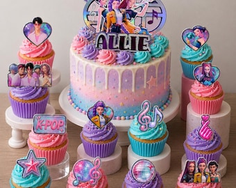 Könnte beinhalten: Ein runder Kuchen mit rosa-blauem Ombré-Zuckerguss, weißem Guss und einem holografischen Aufsatz mit dem Text "WE'RE GOING UP" und "ALLIE" sowie Charakterillustrationen. Die Cupcakes haben Aufsätze mit K-Pop-Motiven, Noten, Discokugeln und Charakterporträts.