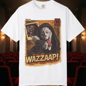 Puede incluir: Camiseta blanca con un gráfico de la máscara de Scream sosteniendo un teléfono, con el texto "WAZZZAAAP!". El diseño incluye una foto y un sello "Rated H Hilarious". La camiseta tiene un cuello redondo clásico.