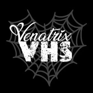 Op de afbeelding: Een grafisch ontwerp met een donkergrijs spinnenweb in de vorm van een hart op een zwarte achtergrond. De tekst Venatrix staat in een wit cursief lettertype boven de witte, verweerde blokletters VHS, die in het midden eronder staan.