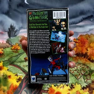 Puede incluir: La parte trasera de una caja de cinta VHS de Scary Godmother Halloween Spooktacular. La cubierta presenta texto verde, un c&oacute;digo de barras y varias escenas peque&ntilde;as de la pel&iacute;cula de animaci&oacute;n 3D, incluyendo personajes como Skully Pettibone.