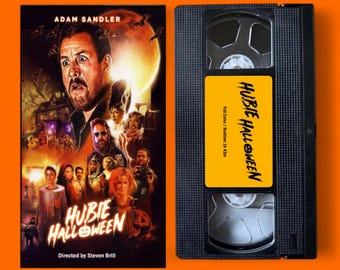 Może przedstawiać: Kaseta VHS i okładka filmu "Hubie Halloween" z Adamem Sandlerem. Okładka przedstawia obsadę postaci na tle upiornego tła. Kaseta VHS ma żółtą etykietę z tytułem filmu.