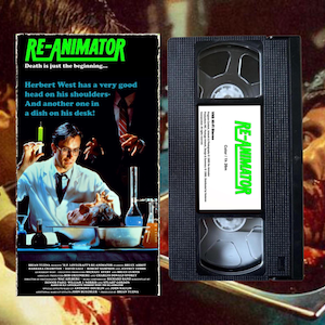 Op de afbeelding: Een zwarte VHS-band met een wit label met het groene Re-Animator-logo, naast de originele filmhoes. De hoes toont een wetenschapper in een witte laboratoriumjas, een afgehakt hoofd in een schaal en de tekst Re-Animator, Death is just the beginning.