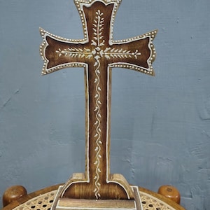 Decoración de mesa con cruz de madera hecha a mano / Símbolo cristiano independiente / Decoración rústica de fe / Regalo de Pascua y bautismo / Arte católico para el hogar