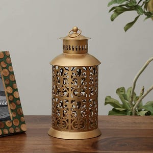 Farol decorativo de metal dorado con intrincados calados. Candelabro alto para decoración del hogar, bodas y festividades. Estilo marroquí.