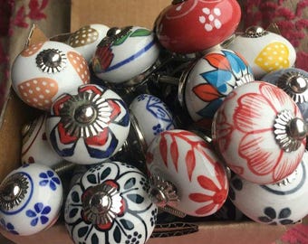 Ręcznie malowane, zabytkowe ceramiczne gałki: uchwyty do szuflad w stylu boho shabby chic