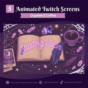 以下が含まれることがあります： 紫色のテーマのアニメーションTwitchスクリーンデザイン。画像には、ネオンで「Starting Soon」という言葉が入った開いた本、クリスタル、コーヒーカップ、タロットカードが描かれています。「Crystals & Coffee」と表示されています。