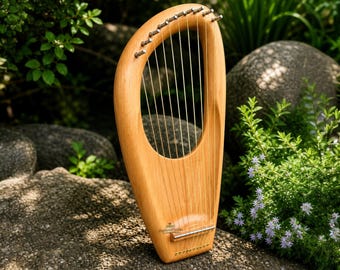 Arpa lira a 10 corde in legno di faggio, scala pentatonica. Include custodia e corde di ricambio.