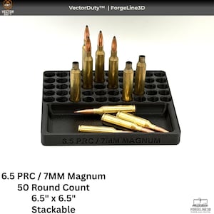 Puede incluir: Una bandeja de munición negra impresa en 3D que contiene varias balas de latón y con punta de cobre. La bandeja está etiquetada como "6.5 PRC / 7MM MAGNUM" y mide 16.5 cm x 16.5 cm. También es visible el texto "Apilable".