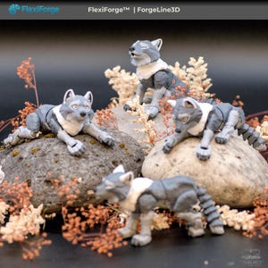 Puede incluir: Cuatro figuras de lobos grises y blancos en varias poses, descansando sobre rocas y rodeadas de flores secas. Las figuras tienen detalles precisos y están sobre un fondo oscuro. El texto "FlexiForge" y "ForgeLine3D" es visible.
