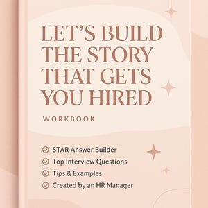 Könnte beinhalten: Ein Softcover-Arbeitsbuch mit dem Titel „LET'S BUILD THE STORY THAT GETS YOU HIRED“. Das Cover ist hellpfirsichfarben mit braunem Text und Sterngrafiken. Es enthält Abschnitte zu STAR Answer Builder, Interviewfragen und Tipps.