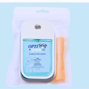 K&ouml;nnte beinhalten: Ein Brillenlinsen-Reiniger-Set in einem transparenten Kunststoffbeutel. Das Set enth&auml;lt eine wei&szlig;e und blaue Spr&uuml;hflasche mit dem Text "Opti Shine" und ein hellorangefarbenes Mikrofasertuch. Die Flasche ist zum Spr&uuml;hen und Abwischen konzipiert.