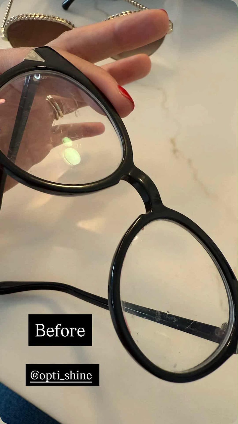 K&ouml;nnte beinhalten: Nahaufnahme einer Brille mit schwarzem Rahmen und klaren Gl&auml;sern, die Flecken und Markierungen aufweisen. Das Wort "Before" wird in einem schwarzen Rechteck angezeigt, darunter der Instagram-Handle "@opti_shine".