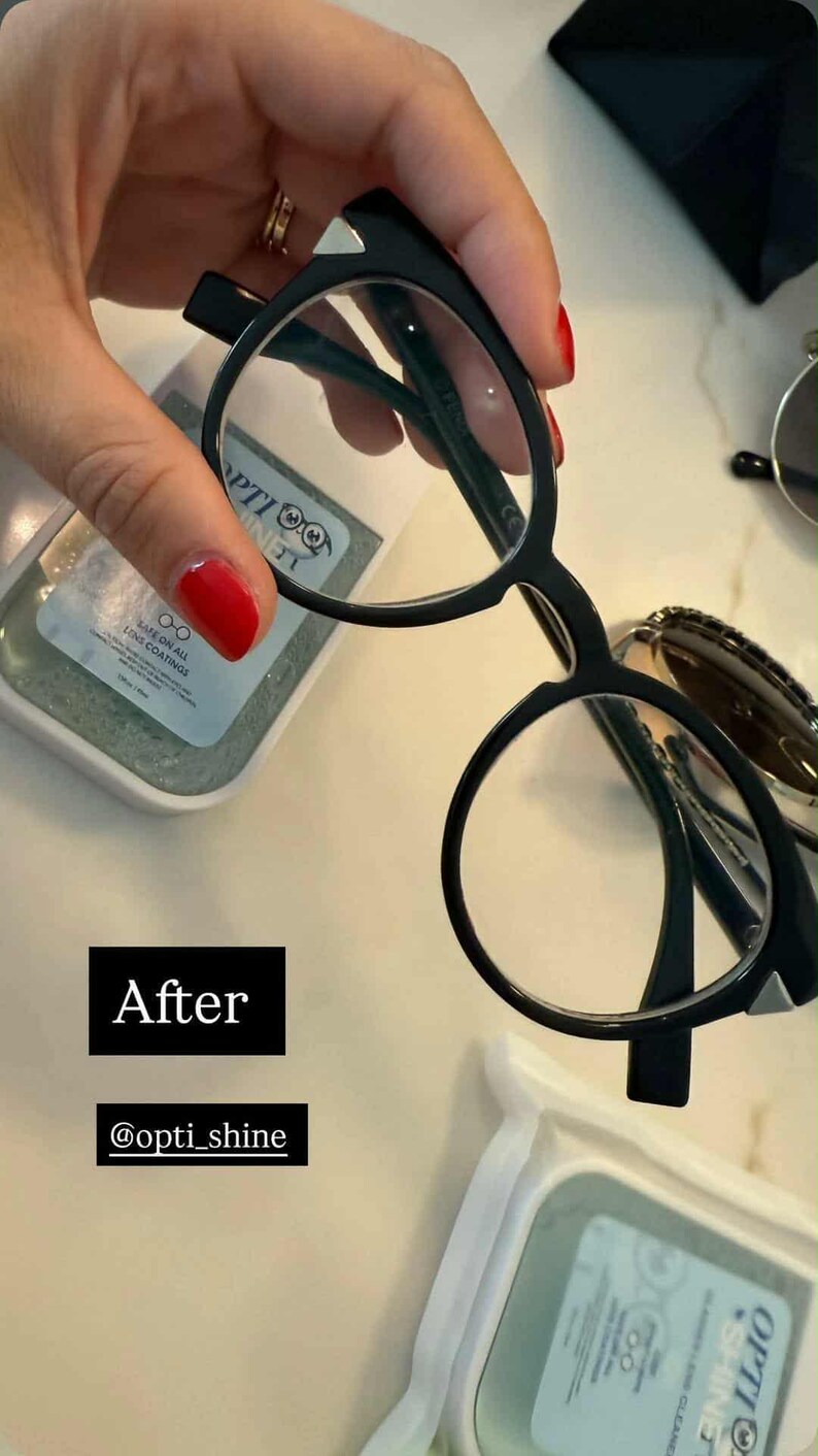 K&ouml;nnte beinhalten: Schwarze Brille mit rundem Rahmen und klaren Gl&auml;sern wird gezeigt. Ein Reinigungstuch sowie der Text "After" und "@opti_shine" sind ebenfalls zu sehen. Die Brille hat ein modernes, minimalistisches Design.