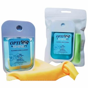 K&ouml;nnte beinhalten: Zwei Opti Shine Brillenlinsenreiniger-Spr&uuml;hflaschen mit einem gelben Mikrofasertuch. Die Flaschen sind wei&szlig; mit blauer Fl&uuml;ssigkeit und dem Text "Opti Shine Glasses Lens Cleaner". Ein gr&uuml;ner Reinigungsstab ist ebenfalls zu sehen.