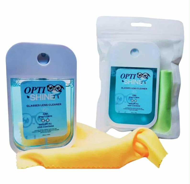 K&ouml;nnte beinhalten: Zwei Opti Shine Brillenlinsenreiniger-Spr&uuml;hflaschen mit einem gelben Mikrofasertuch. Die Flaschen sind wei&szlig; mit blauer Fl&uuml;ssigkeit und dem Text "Opti Shine Glasses Lens Cleaner". Ein gr&uuml;ner Reinigungsstab ist ebenfalls zu sehen.