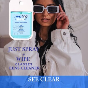 K&ouml;nnte beinhalten: Eine t&uuml;rkisfarbene Opti Shine-Brillenlinsen-Reinigungssprayflasche mit dem Text "Just Spray + Wipe Glasses Lens Cleaner". Das Bild enth&auml;lt auch den Text "See Clear" und "Available Today!"