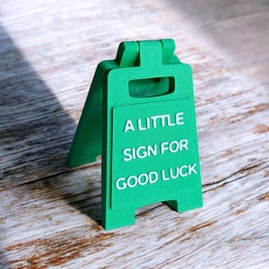 Un pequeño cartel para la buena suerte / Exhibición de regalos pequeños / Decoración pensativa