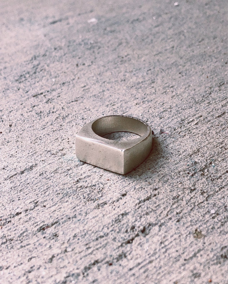 Hand-carved Large Signet Ring 画像 3