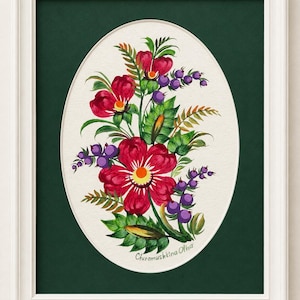 Pode incluir: Uma pintura emoldurada apresentando uma composição oval central de flores vermelhas vibrantes com centros amarelos, rodeadas por folhas verdes e cachos de pequenas bagas roxas. A obra está assinada Chiromushkina Olha e tem moldura branca.