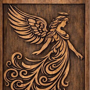 Op de afbeelding: Houten wandkunst met een gedetailleerd reli&euml;fsnijwerk van een engel met uitgespreide vleugels en een vloeiende jurk. De engel wordt omgeven door een decoratieve rand van bladeren en wijnranken, in bruintinten.