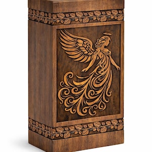Op de afbeelding: Houten urn met een gebeeldhouwd engelontwerp. De donkerbruine urn heeft een rechthoekige vorm met een gedetailleerd reli&euml;f van een engel met vloeiend haar en vleugels. De boven- en onderranden hebben een bladerpatroon.