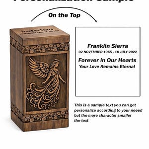Op de afbeelding: Houten urn met een gegraveerd engelontwerp. De rechthoekige urn heeft decoratieve bladerpatronen. Tekst op de urn luidt "Franklin Sierra 02 NOVEMBER 1965 - 18 JULY 2022 Forever in Our Hearts Your Love Remains Eternal."