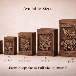 Op de afbeelding: Een collectie houten urnen in verschillende maten, vari&euml;rend van XS tot XL. Elke urn heeft een gegraveerd engelontwerp en is gelabeld met zijn afmetingen in centimeters. De tekst "From Keepsake to Full-Size Memorial" staat eronder.