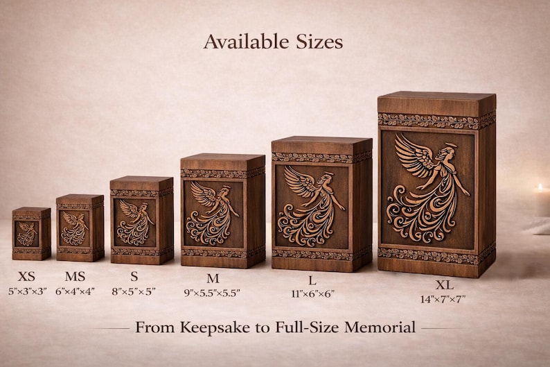 Op de afbeelding: Een collectie houten urnen in verschillende maten, vari&euml;rend van XS tot XL. Elke urn heeft een gegraveerd engelontwerp en is gelabeld met zijn afmetingen in centimeters. De tekst "From Keepsake to Full-Size Memorial" staat eronder.