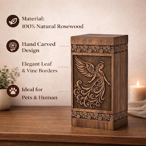 Op de afbeelding: Een natuurlijke rozenhouten urn met een handgesneden engelontwerp. De rechthoekige doos heeft elegante blad- en wijnrankenranden. Gemaakt van 100% natuurlijk rozenhout.