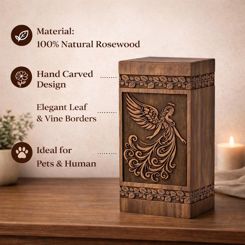 Op de afbeelding: Een natuurlijke rozenhouten urn met een handgesneden engelontwerp. De rechthoekige doos heeft elegante blad- en wijnrankenranden. Gemaakt van 100% natuurlijk rozenhout.