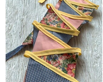 Dubbelzijdige handgemaakte stoffen vlaggenlijn met bloemen en gingham | cottagecore-decor | boerengors | feestdecoraties | meisjeskamerdecoratie