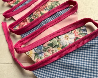 Dubbelzijdige handgemaakte stoffen vlaggenlijn met bloemen en gingham | cottagecore-decor | boerengors | feestdecoraties | meisjeskamerdecoratie