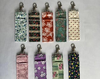 Sleutelhanger van lippenbalsem met bloemenstof | Rugzak en portemonnee tashanger | Cadeau voor haar | Chapstickzakje