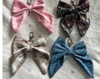 Leuke sleutelhanger met strik | Portemonnee-bedel voor dames| Tasbedel voor draagtas of rugzak | Bloemen en strikken